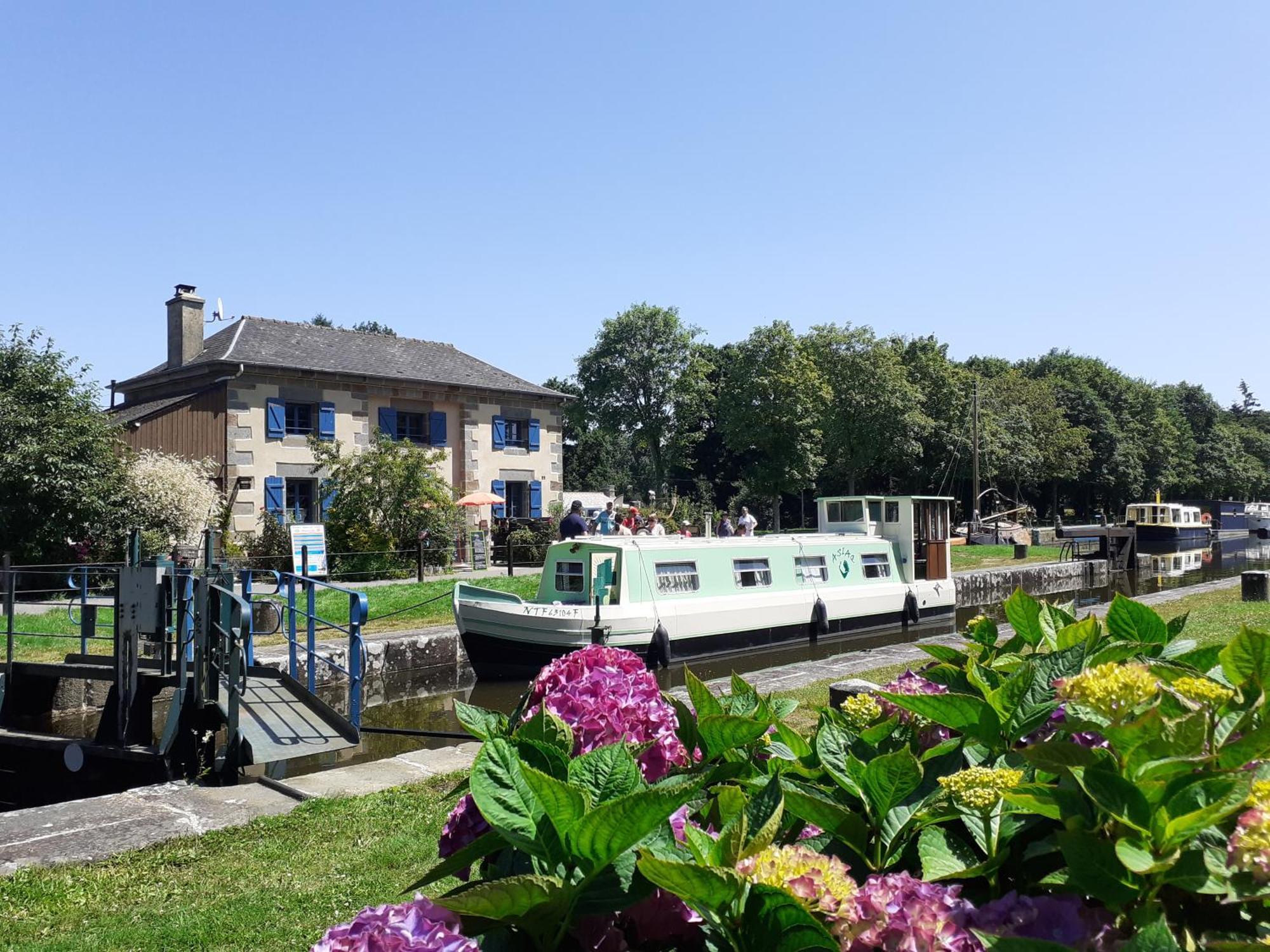 Ille Flottante, Maison Eclusiere Et Hebergements Insolites Sur Le Canal Hédé Exterior foto