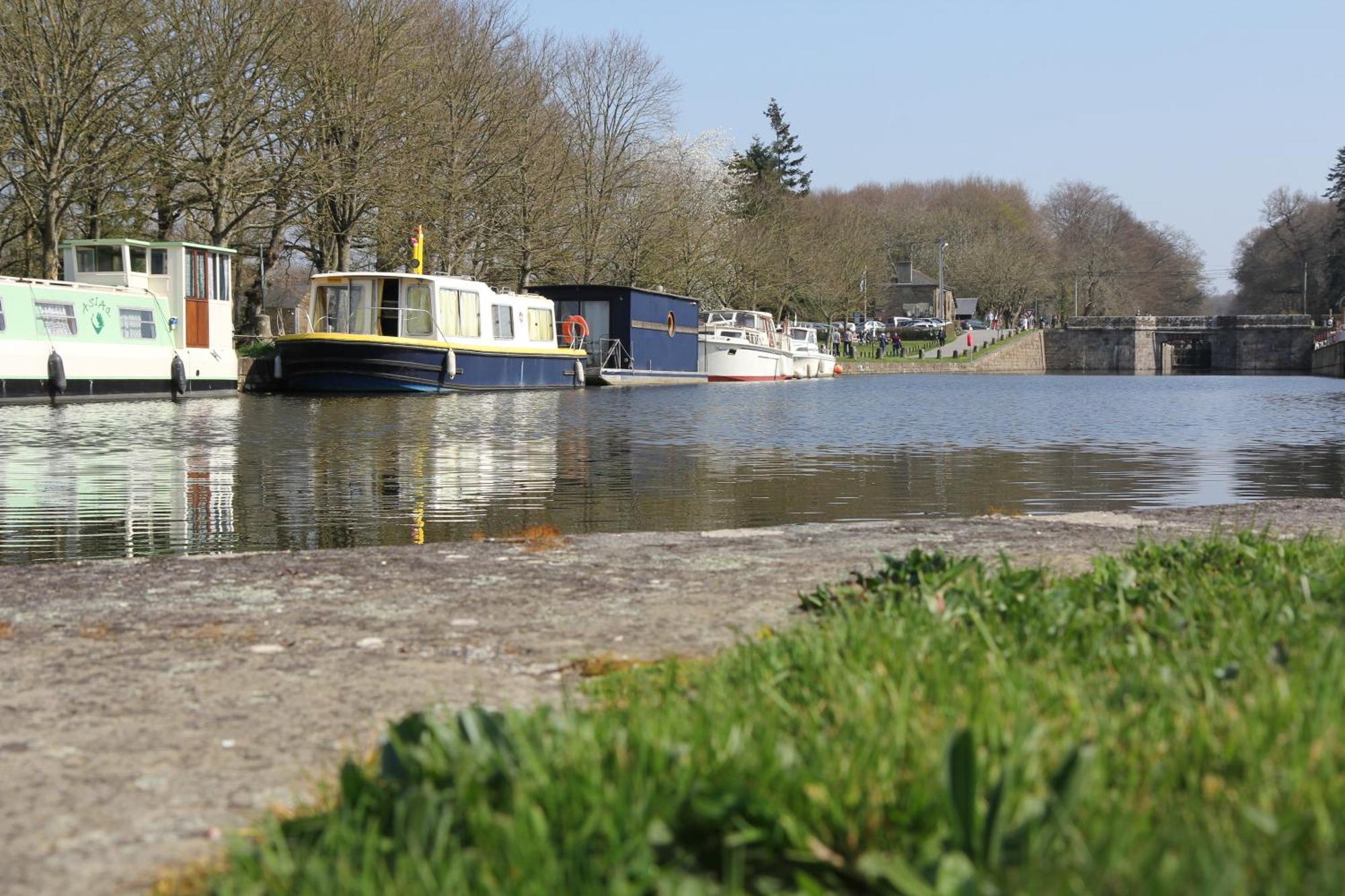 Ille Flottante, Maison Eclusiere Et Hebergements Insolites Sur Le Canal Hédé Exterior foto